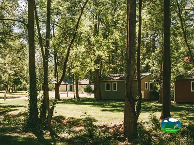 Mobil-home entre árboles del Camping Moncontour Active Park, MONCONTOUR (Vienne)