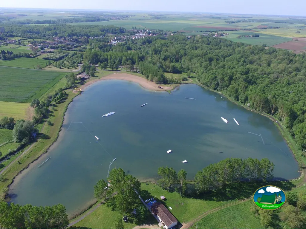 Lago con playa y parcelas del Camping Moncontour Active Park, MONCONTOUR (Vienne)