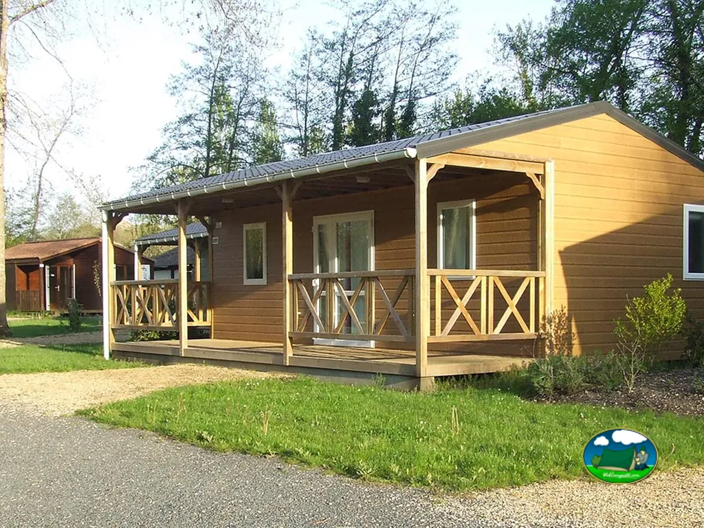 Bungalow con terraza del Camping Moncontour Active Park, MONCONTOUR (Vienne)