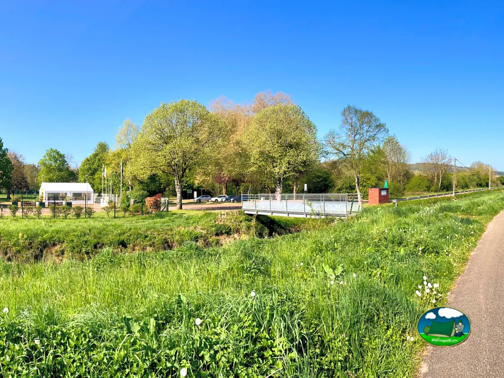 Recepción junto al río del Camping La Cascade, TONNERRE (Yonne)