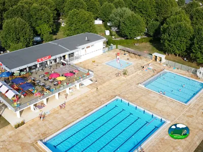 vista aérea de piscinas