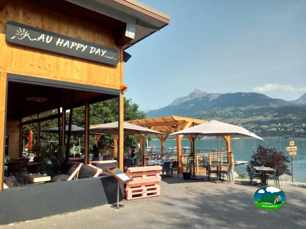 Restaurante con montaña