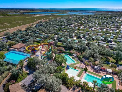 vista aérea de piscinas
