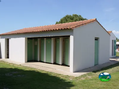 carpa con mesas y sombrillas