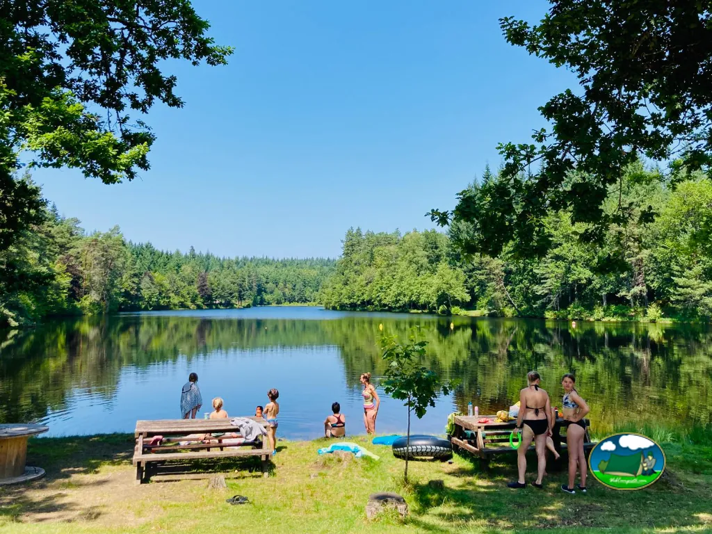 bañistas junto al lago