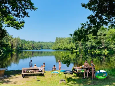 bañistas junto al lago