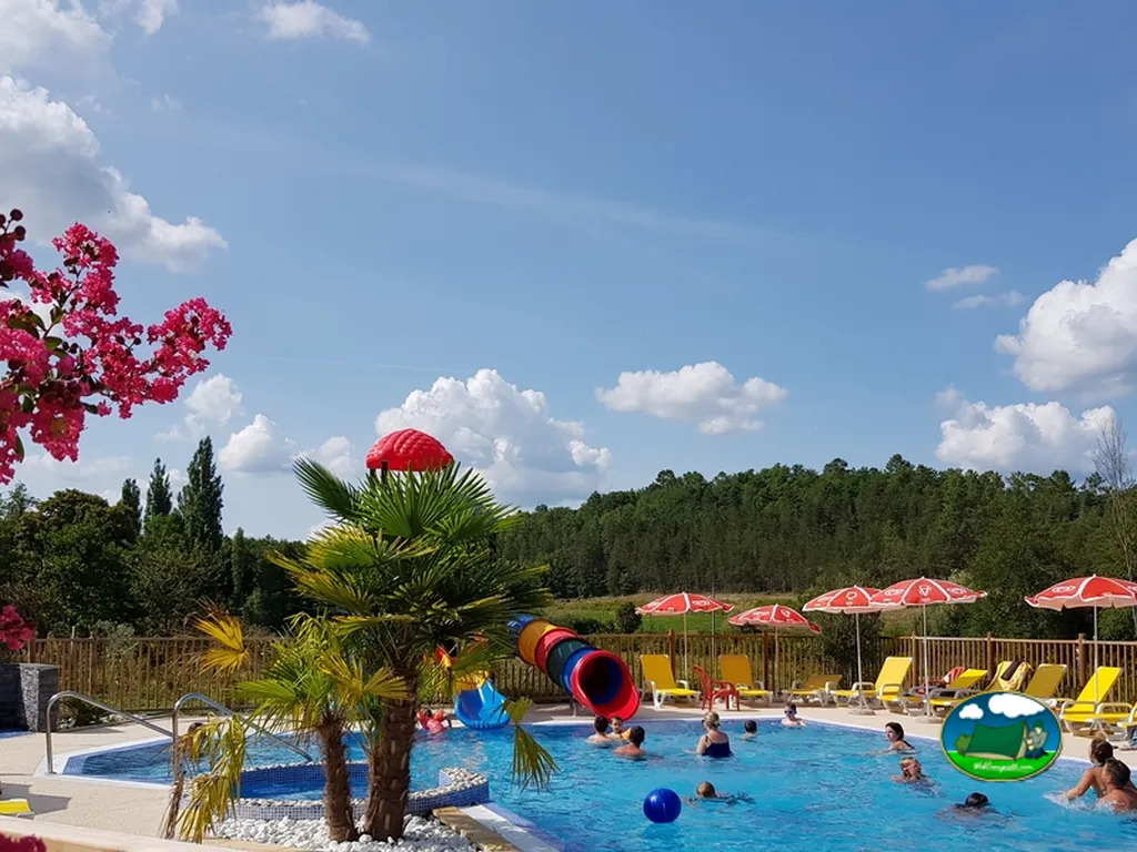 piscina con tobogán
