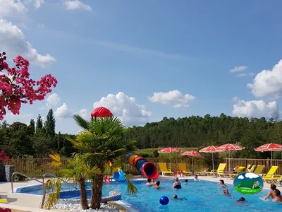piscina con tobogán