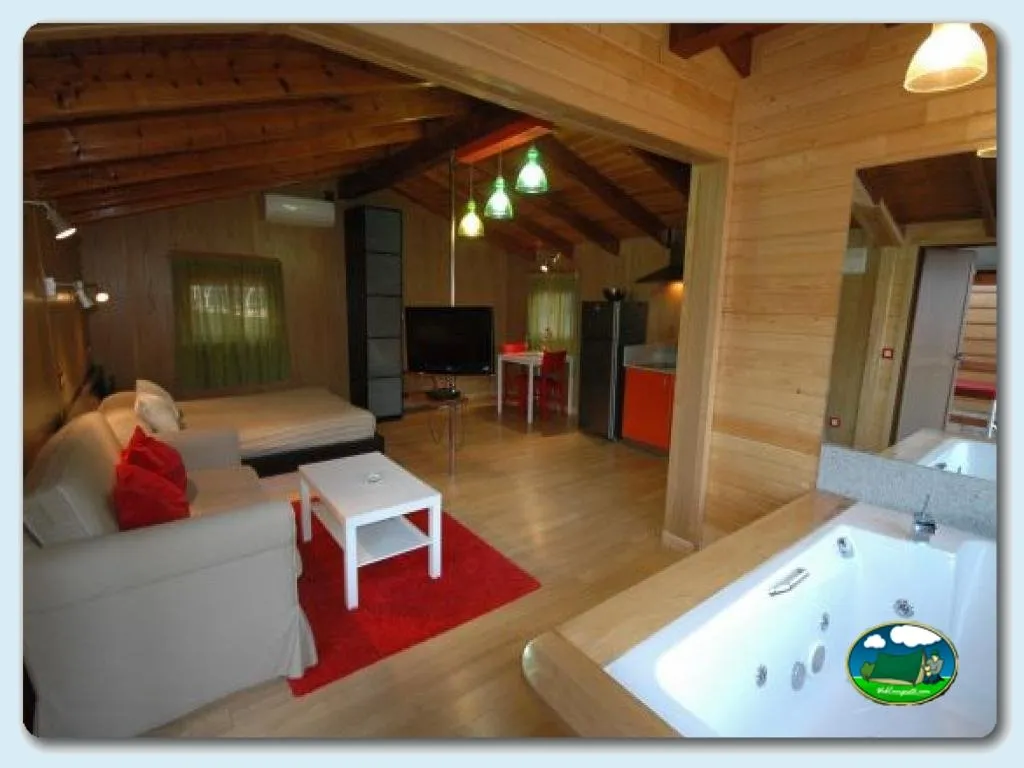 Glamping interior moderno con bañera de hidromasaje del Camping Madrid Arco Iris, Villaviciosa de Odón (Comunidad de Madrid)