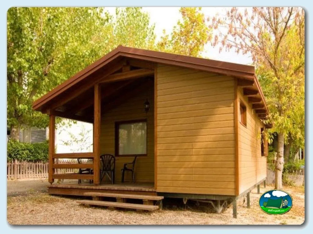 Cabaña de madera con terraza cubierta del Camping Madrid Arco Iris, Villaviciosa de Odón (Comunidad de Madrid)