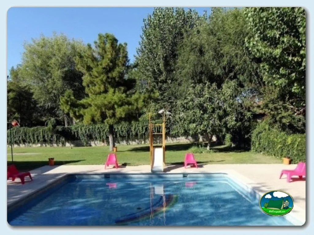 Piscina con tobogán y parque infantil del Camping Madrid Arco Iris, Villaviciosa de Odón (Comunidad de Madrid)