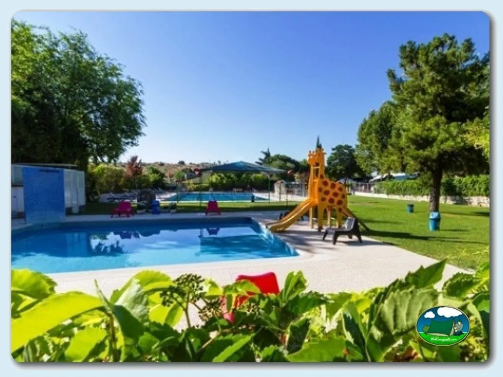 Piscina con parque infantil y vistas a la montaña del Camping Madrid Arco Iris, Villaviciosa de Odón (Comunidad de Madrid)