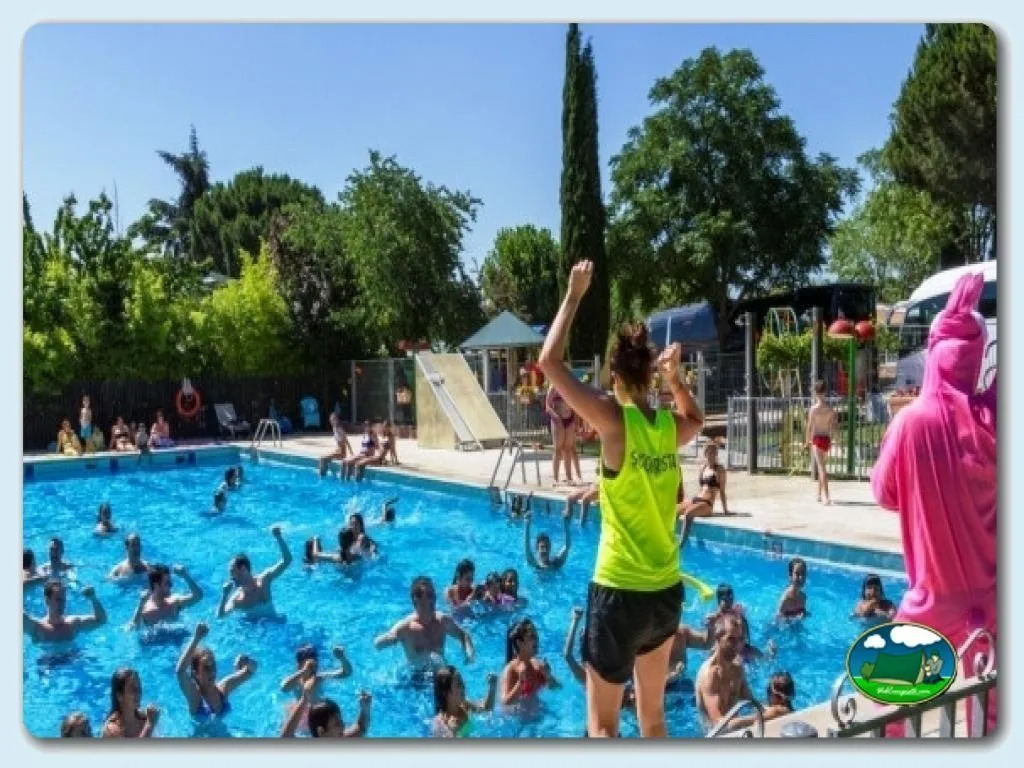 Piscina con tobogán y animación infantil del Camping Madrid Arco Iris, Villaviciosa de Odón (Comunidad de Madrid)