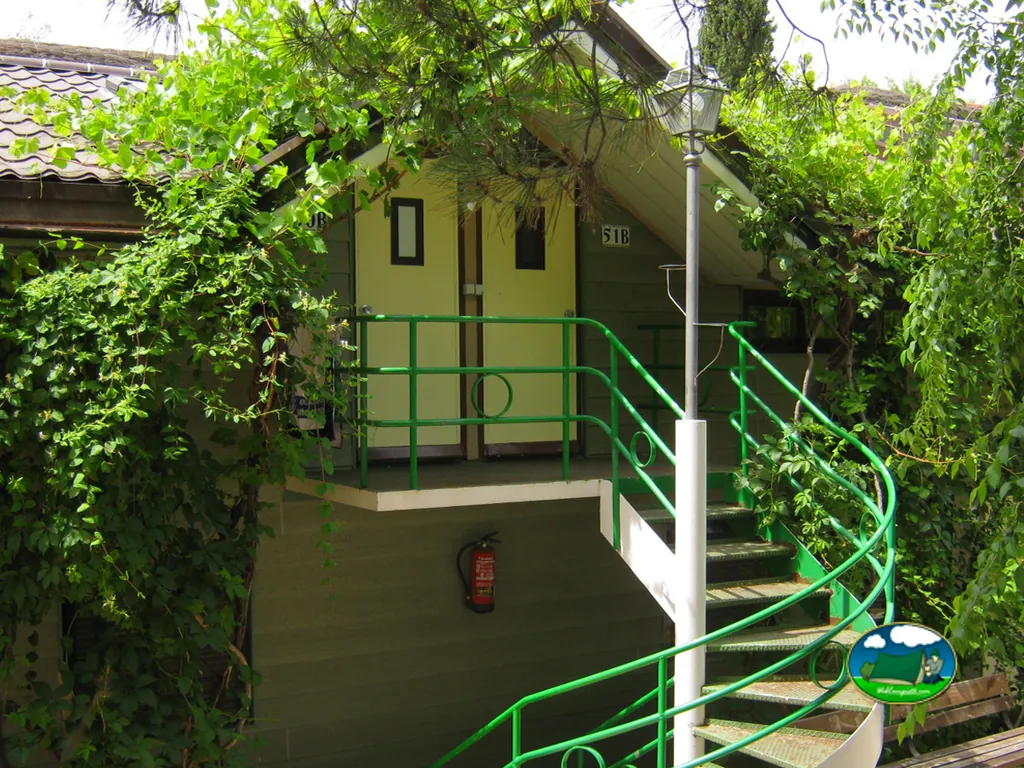 Mobil-home con acceso elevado y vegetación del Camping Madrid Arco Iris, Villaviciosa de Odón (Comunidad de Madrid)