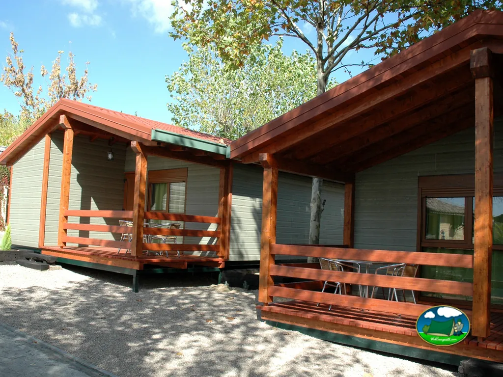 Bungalow con terraza cubierta y vistas al entorno arbolado del Camping Madrid Arco Iris, Villaviciosa de Odón (Comunidad de Madrid)