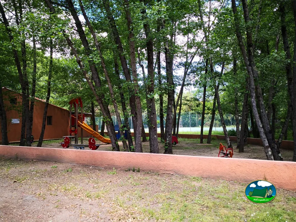 Parque infantil arbolado