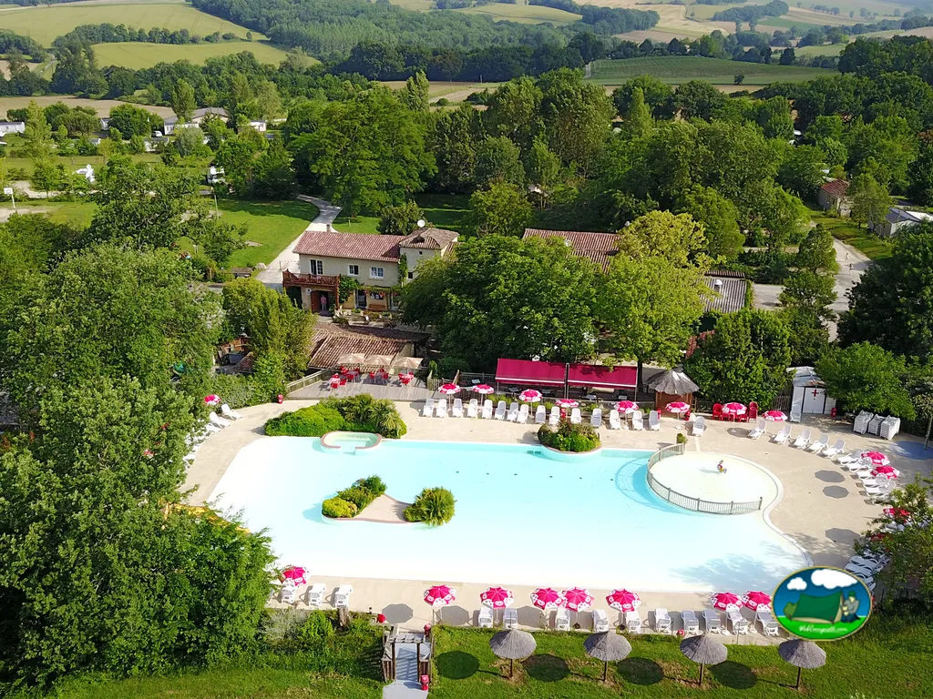 piscina con sombrillas rosas vista aérea