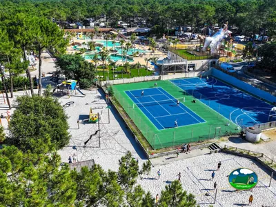 Piscina y pistas deportivas