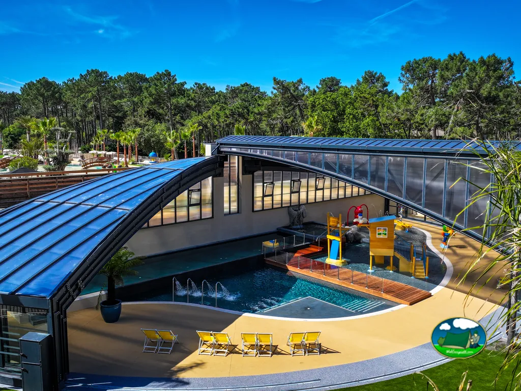 piscina cubierta con parque acuático