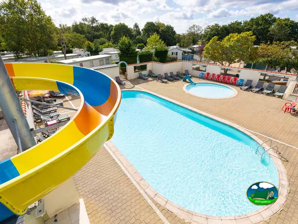 Piscina con tobogán