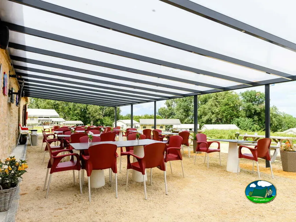terraza cubierta con sillas rojas
