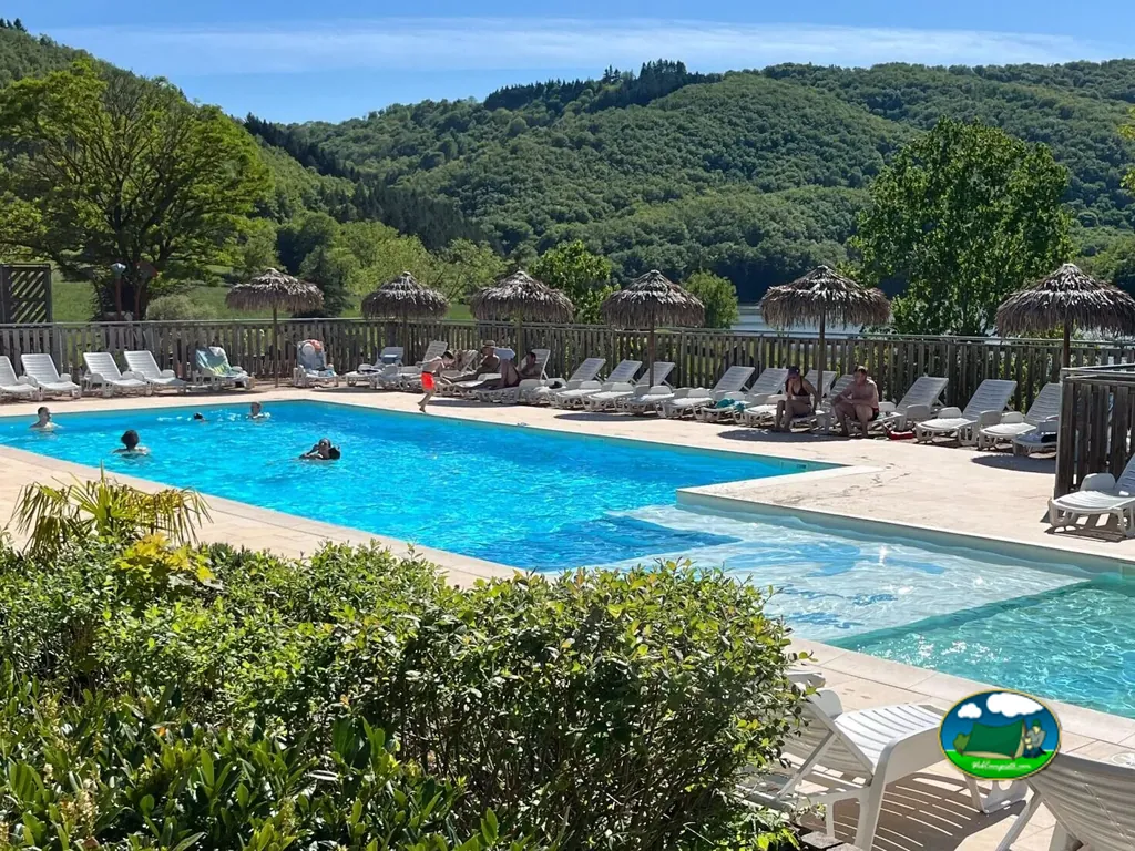 piscina con bañistas