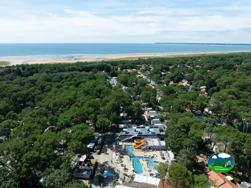 Parque acuático junto mar