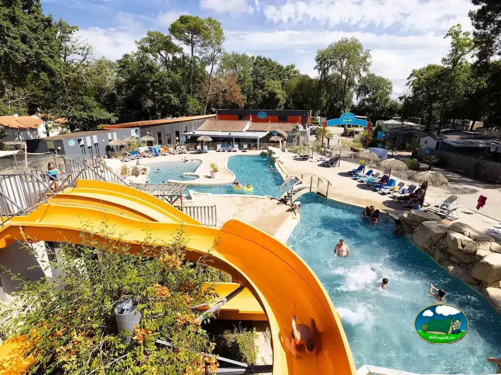 piscina con tobogán