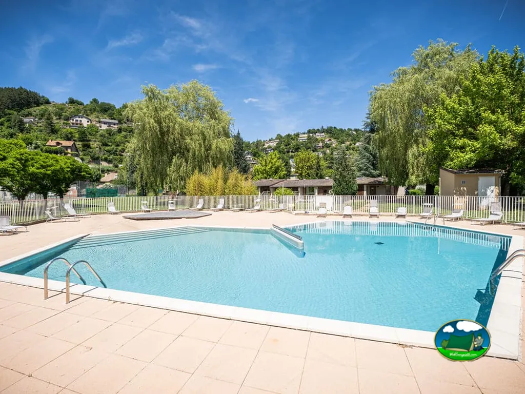 piscina con vistas a colinas