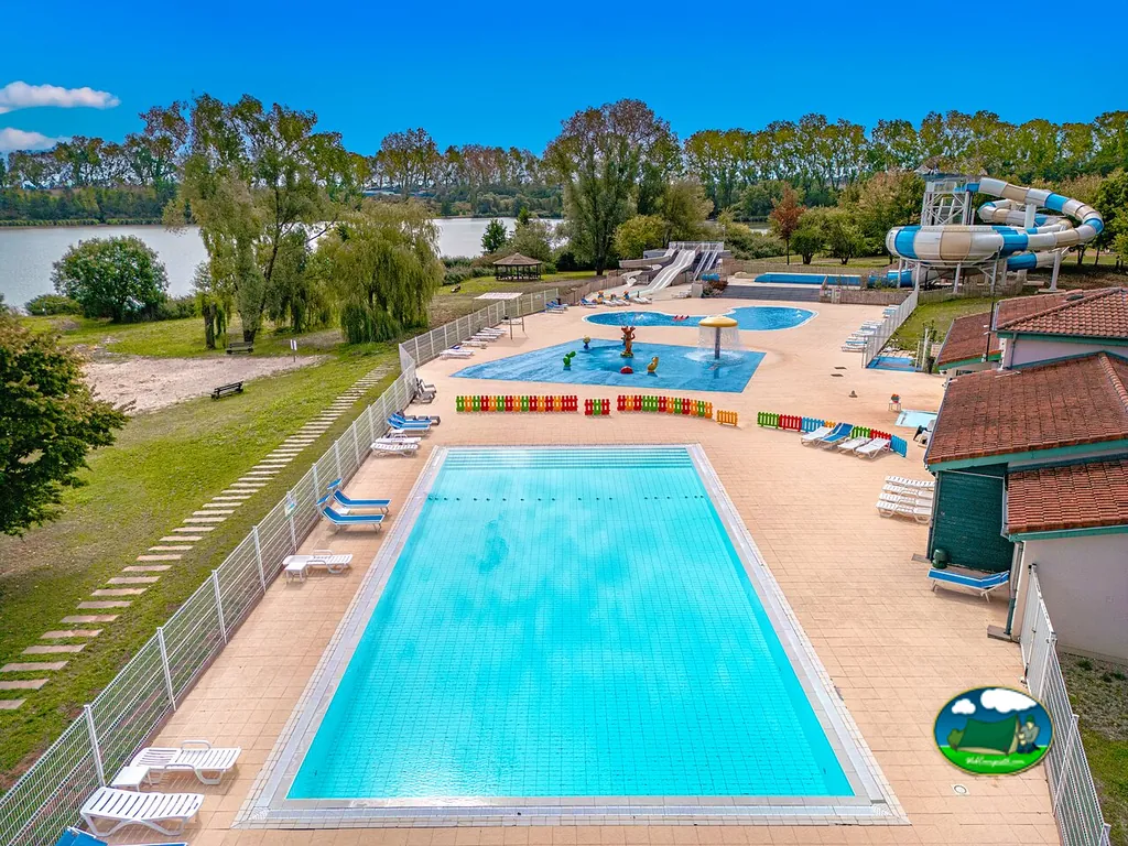 Piscina con toboganes