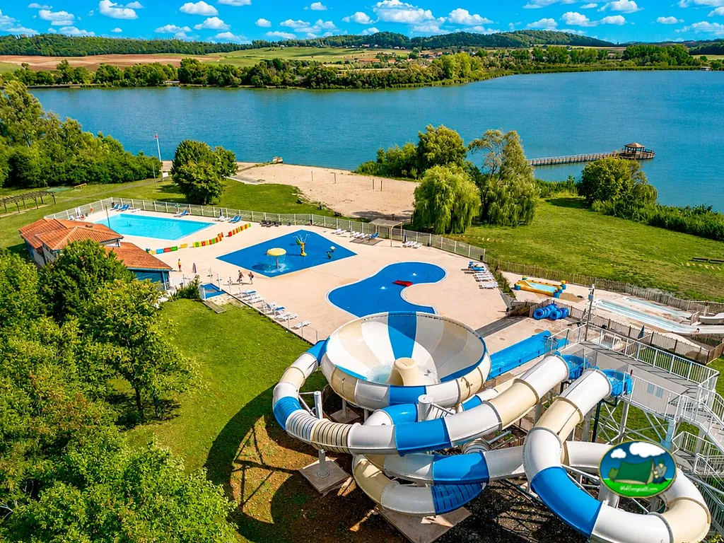 piscinas y tobogán junto al lago