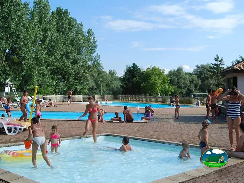 piscina llena de bañistas