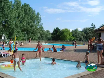 piscina llena de bañistas