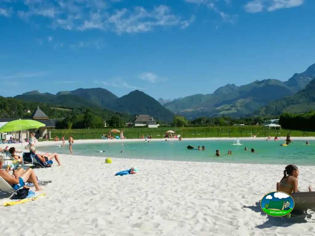 piscina con montañas