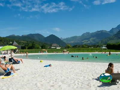 piscina con montañas