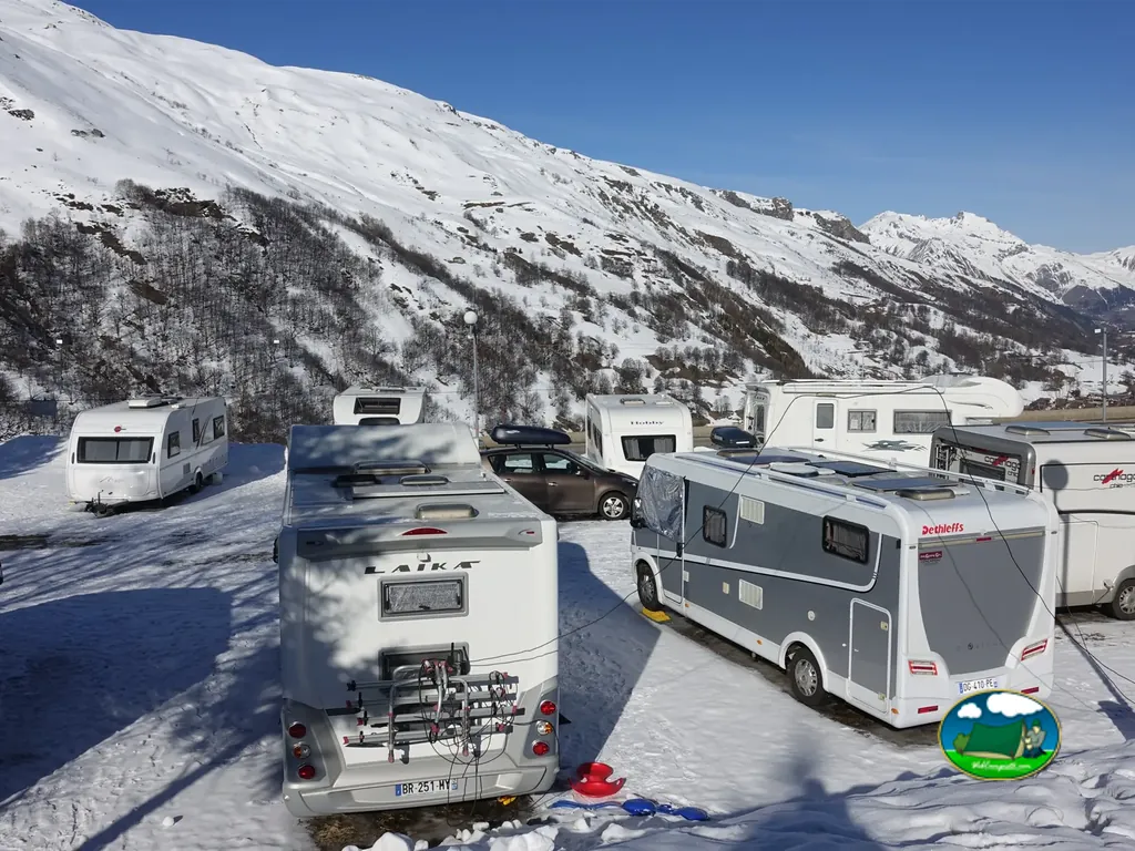 caravanas en nieve con montañas