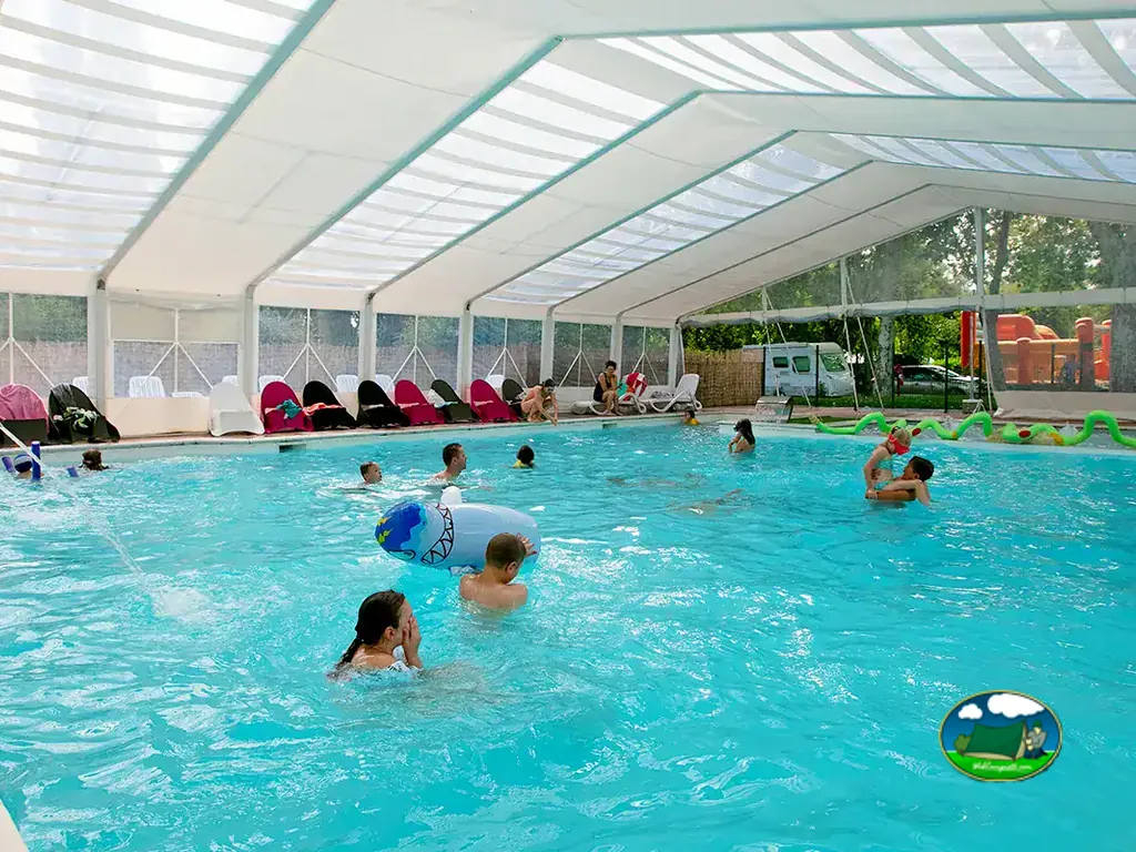 piscina cubierta con bañistas