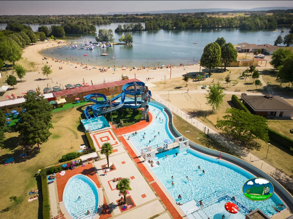piscinas junto al lago