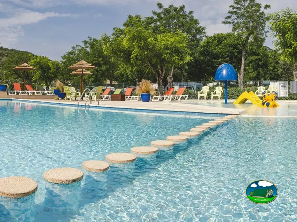 Piscina con pasos circulares