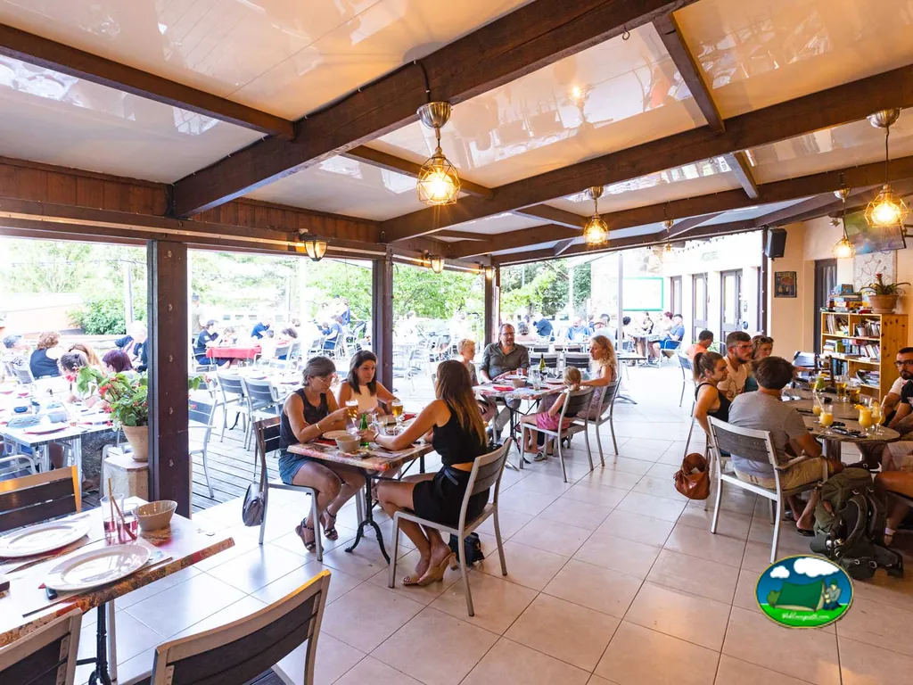 Comedor con clientes