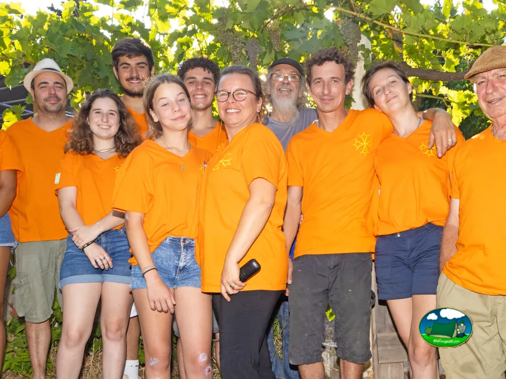 grupo con camisetas naranjas