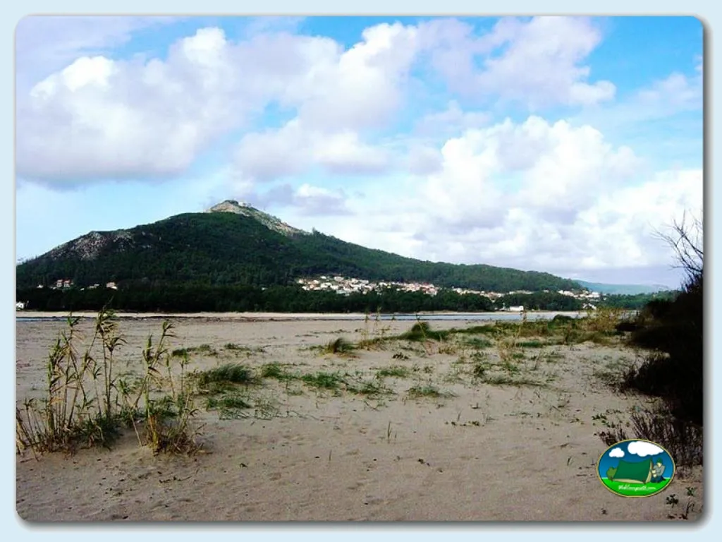 Playa junto al río con vistas a la montaña del Camping Orbitur Caminha, Caminha (Viana Do Castelo)
