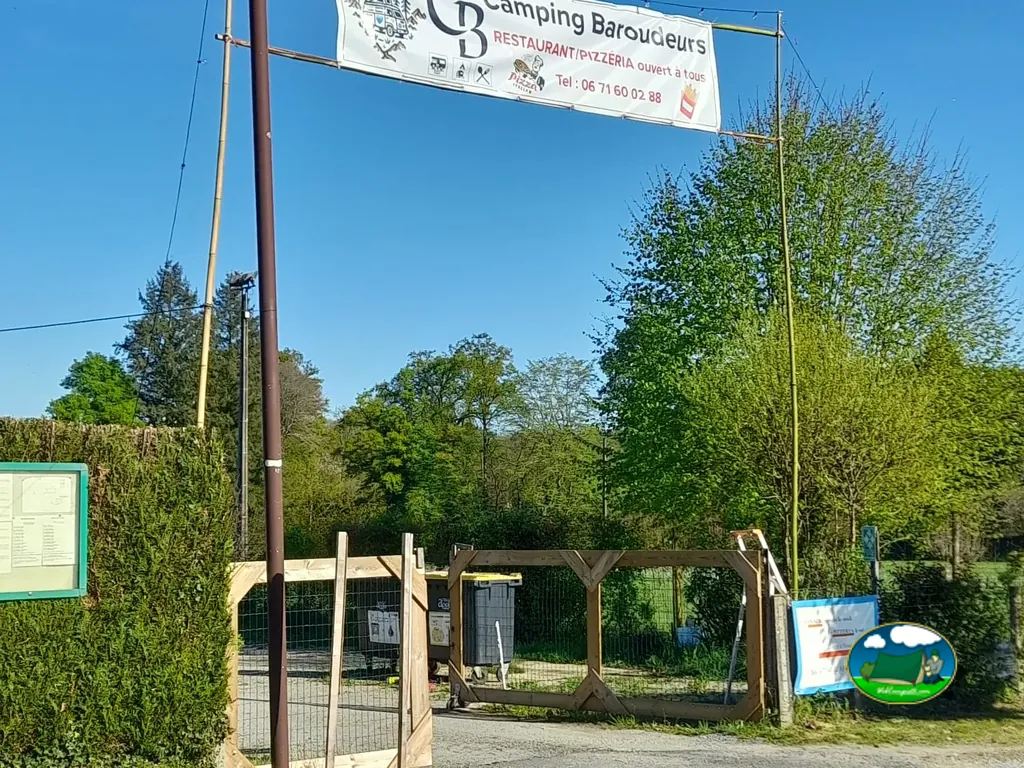 Acceso con cartel elevado