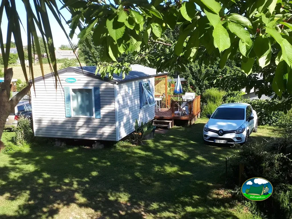 Casa móvil entre árboles