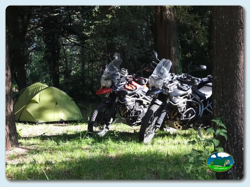 Tienda de acampada con parcelas para motos en bosque del Camping Do Paço, Vila Praia de Âncora (Viana Do Castelo)