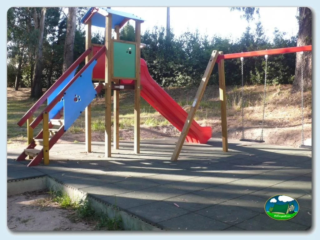Parque infantil con toboganes y columpios del Camping Do Paço, Vila Praia de Âncora (Viana Do Castelo)