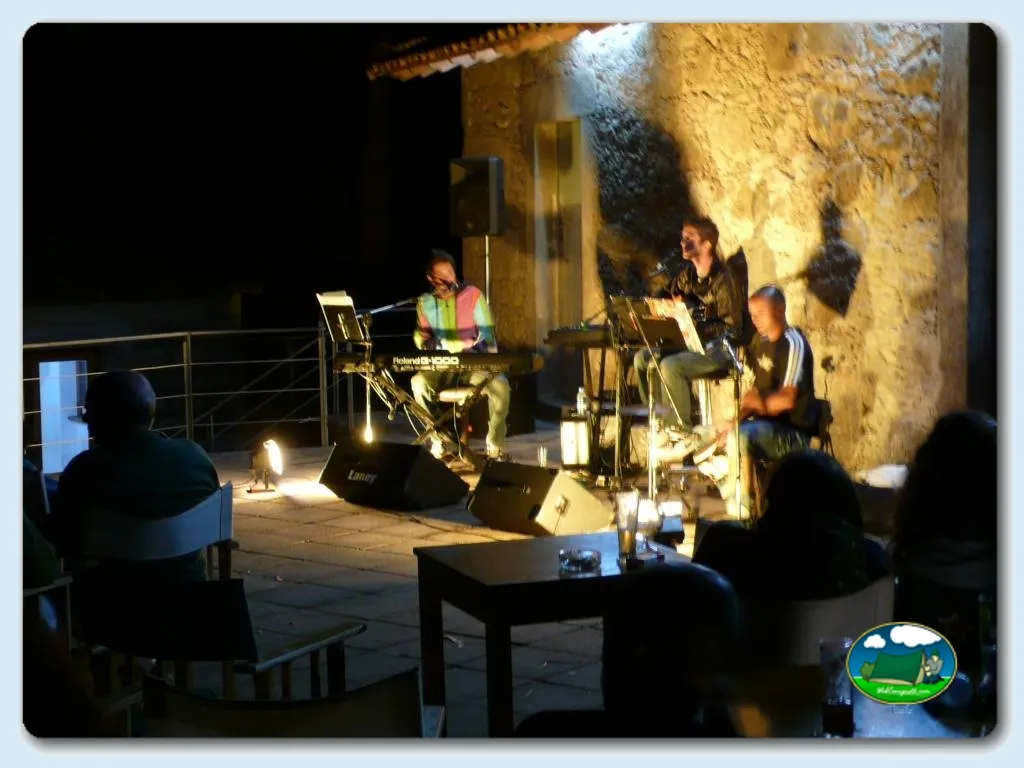 Concierto nocturno en zona de ocio del recinto del Camping Do Paço, Vila Praia de Âncora (Viana Do Castelo)