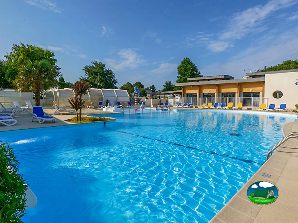 Piscina azul soleada