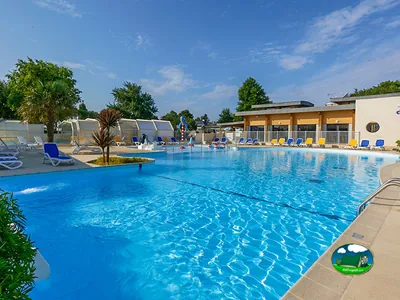 Piscina azul soleada