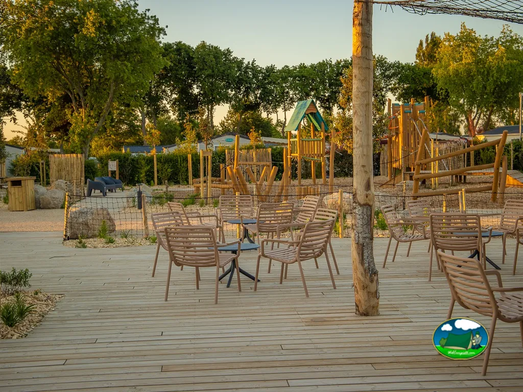 terraza con mesas